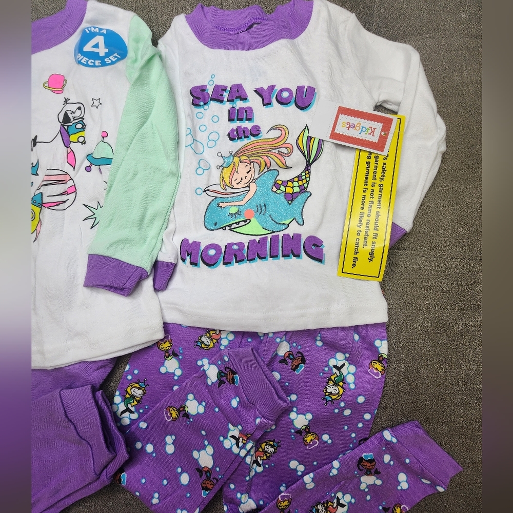 Matching set pajamas - Picture 2 of 4